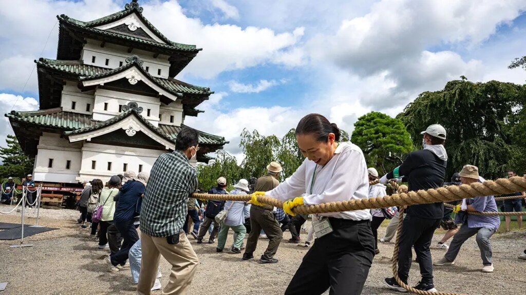 1,800 Volunteers Move Hirosaki Castle Using Ancient Hikiya Technique