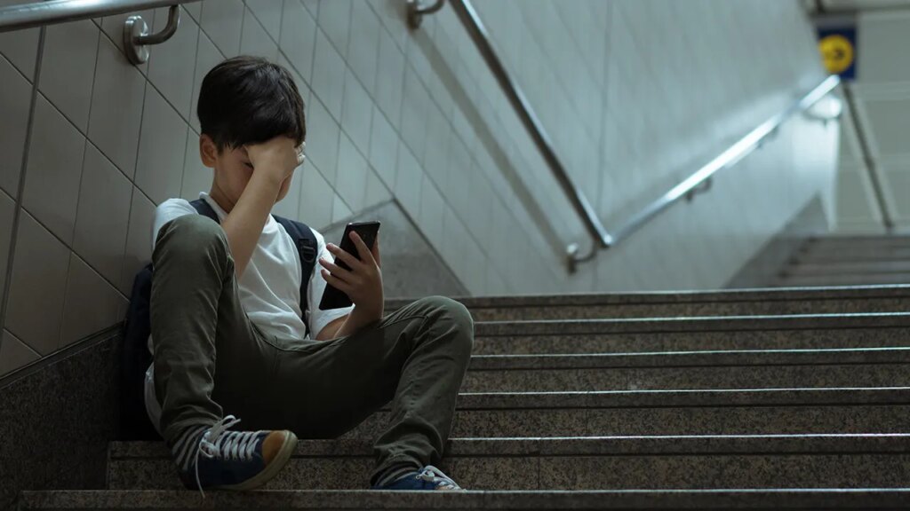 Essential Cyberbullying Warning Signs for Parents and Grandparents Essential Cyberbullying Warning Signs for Parents and Grandparents