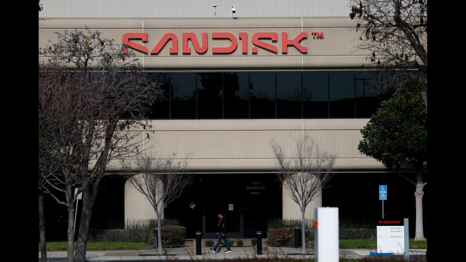 Midday Stock Movers: SNDK, TSLA, NX, AMC Midday Stock Movers: SNDK, TSLA, NX, AMC