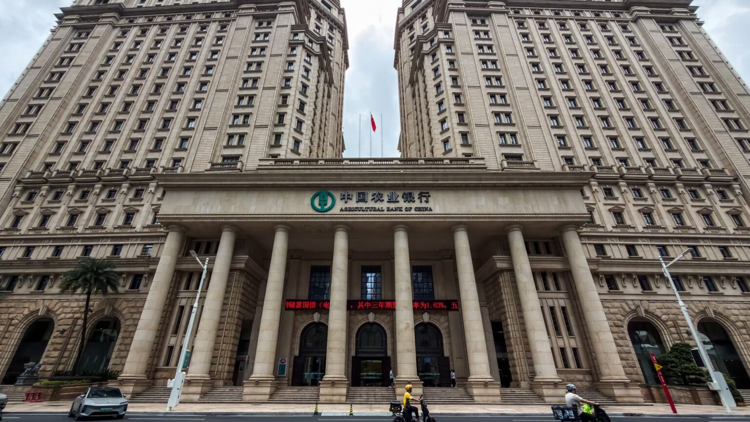 China Leverages State Capital to Stimulate Growth Amid Weak Credit Demand