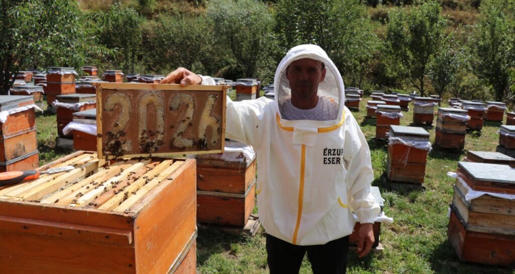 Seasonal Careers: Fitness Trainer in Winter, Honey Producer in Summer Seasonal Careers: Fitness Trainer in Winter, Honey Producer in Summer