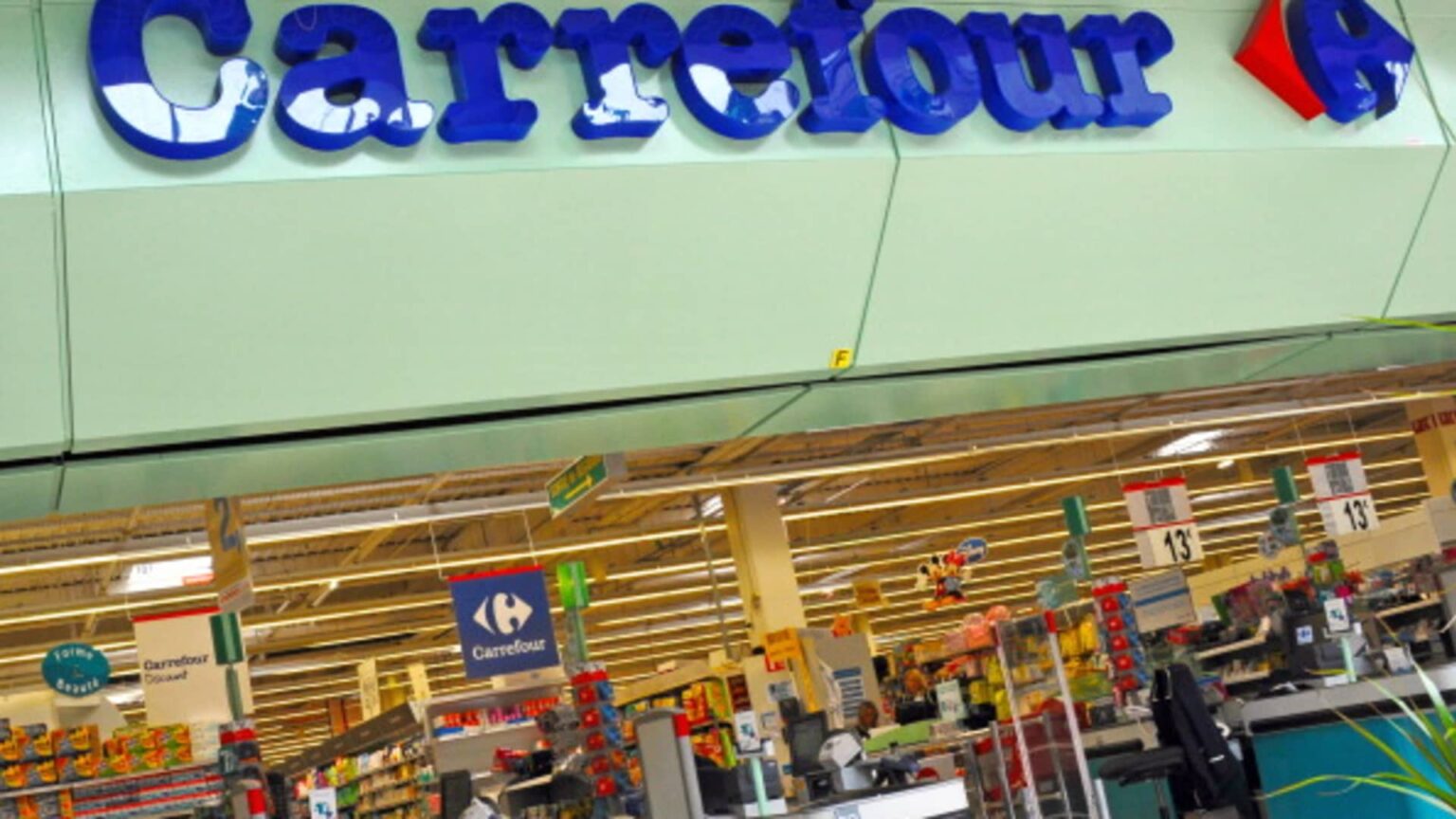 Carrefour Shares Drop 14% Following Outlook Revision Amid Unprecedented Protests in Paris Carrefour Shares Drop 14% Following Outlook Revision Amid Unprecedented Protests in Paris