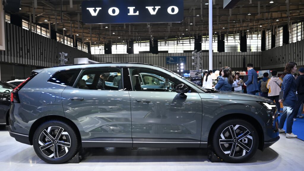 Volvo Cars Shares Plunge 29% Due to Slump in China and U.S. Markets, Job Cuts Announced
