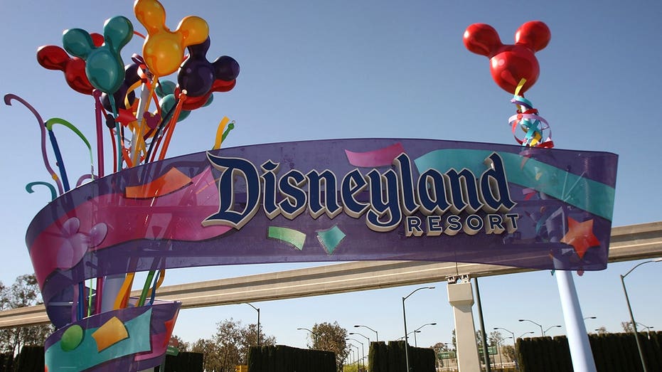 65-Year-Old Man Found Dead Near Disneyland South Entrance in Anaheim 65-Year-Old Man Found Dead Near Disneyland South Entrance in Anaheim