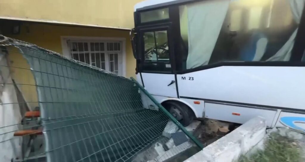 Midibus Crashes into Garden After Brake Failure Midibus Crashes into Garden After Brake Failure