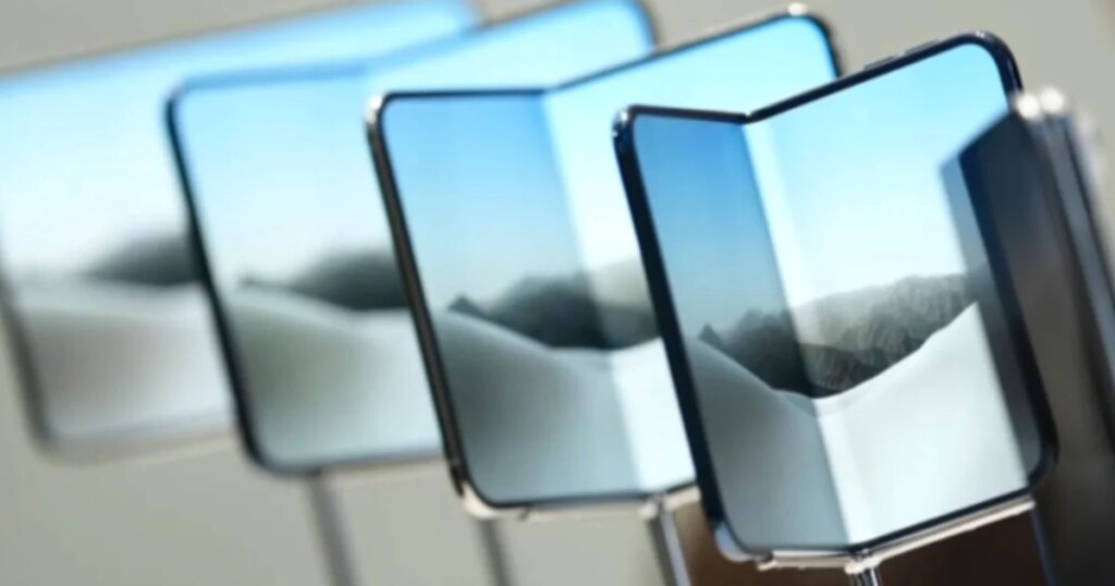 New Foldable Phone Reportedly Breaks Within Hours for iPhone Duo Owners