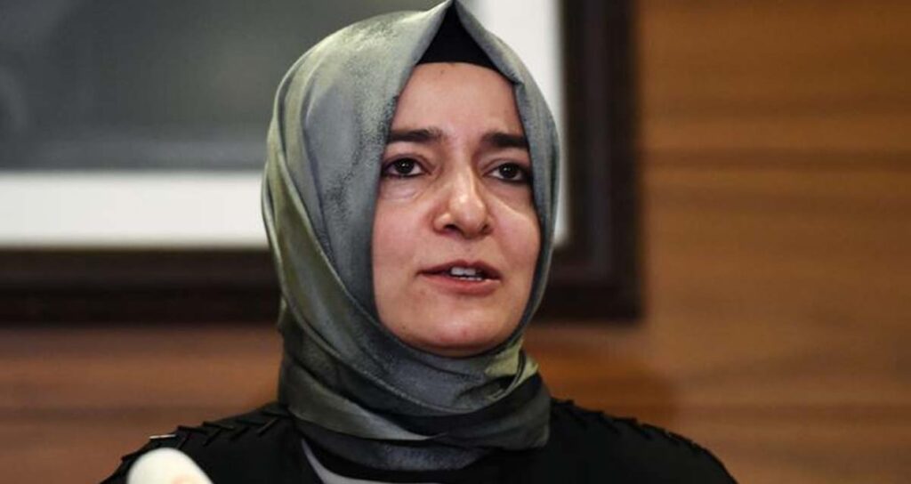 Fatma Betül Sayan Kaya Cuts 60 Positions with One Stroke